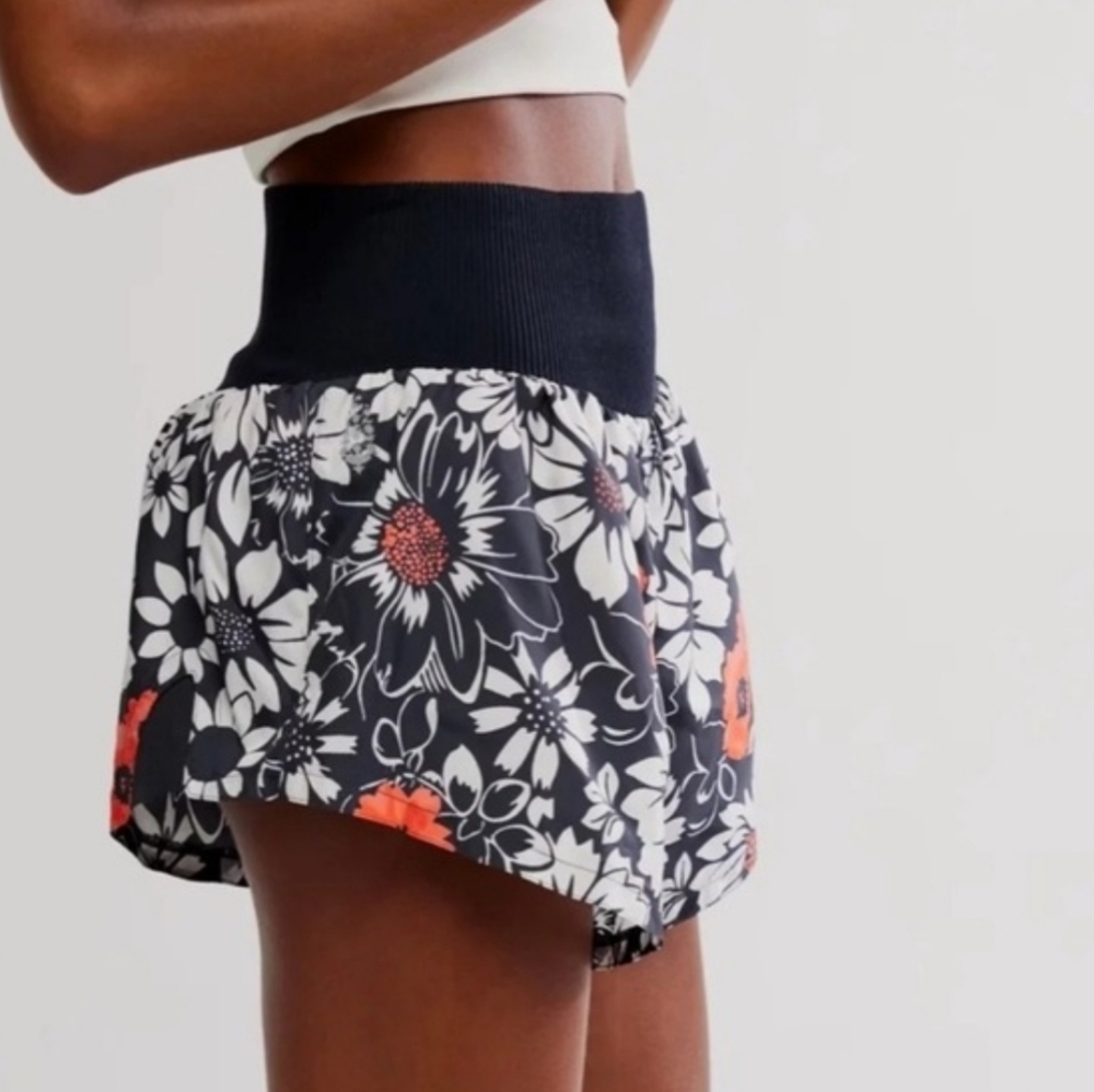 Free People Movement NWT Carpe Diem Tuxedo Daisy Print Shorts